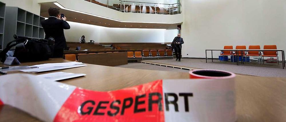 Nicht alle dürfen rein in den Saal 101 am Münchner Oberlandesgericht, in dem am 17.4. der NSU-Prozess beginnen soll. Das Akkreditierungsverfahren droht zur Staatsaffäre zu werden.