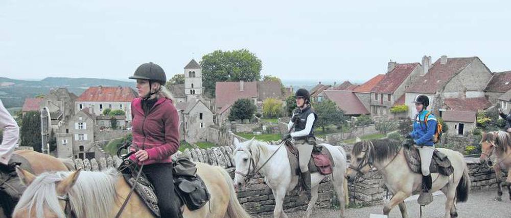 Nach Ritten durch Feld und Flur des Jura geht es für die Wanderreiter immer auch durch mittelalterlich anmutende Dörfer.