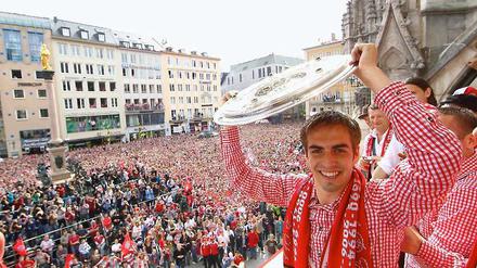 Nicht wie 2010. Dieses Jahr muss Philipp Lahm noch warten, ehe der Bayern-Kapitän die Schale bekommt.