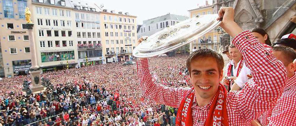 Nicht wie 2010. Dieses Jahr muss Philipp Lahm noch warten, ehe der Bayern-Kapitän die Schale bekommt.