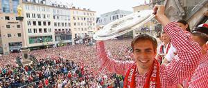 Nicht wie 2010. Dieses Jahr muss Philipp Lahm noch warten, ehe der Bayern-Kapitän die Schale bekommt.