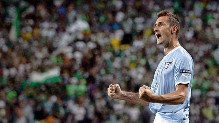 Zwei Fäuste für ein Tor. Miroslav Klose steht bei Lazio vor der Rückkehr.