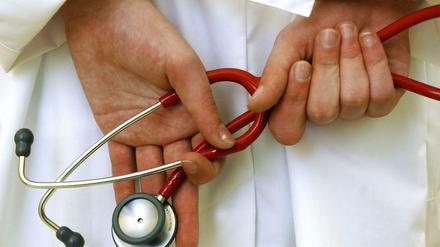 Bestechung und Bestechlichkeit von Ärzten sollen nach dem Willen des Bundesgesundheitsministers Bahr bald strafbar sein.