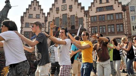 Im Jahr 2011 protestieren Jugendliche in Frankfurt/Main mit einem Flashmob an Karfreitag gegen das Tanzverbot