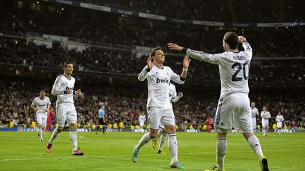 Starjubel. Real Madrid's argentinischer Angreifer Gonzalo Higuain (r.) feiert sein Tor mit Mesut Özil (Mitte).