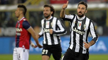 Daumen hoch. Juventus Turins Mirko Vucinic (r.) feiert mit Andrea Pirlo seinen Treffer.