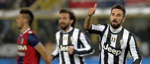 Daumen hoch. Juventus Turins Mirko Vucinic (r.) feiert mit Andrea Pirlo seinen Treffer.