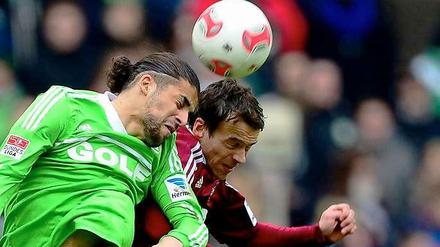 Kopf an Kopf: Der Wolfsburger Ricardo Rodriguez (l.) und Nürnbergs Markus Feulner im Luftduell.
