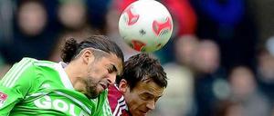 Kopf an Kopf: Der Wolfsburger Ricardo Rodriguez (l.) und Nürnbergs Markus Feulner im Luftduell.