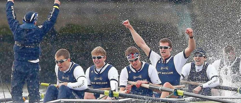 Feuchtfröhliche Stimmung im Kahn: Oxford jubelt nach dem Sieg im 159. Boat Race.