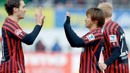Abgeklatscht und abgekämpft: Frankfurts Srdjan Lakic (l.) und Takashi Inui.