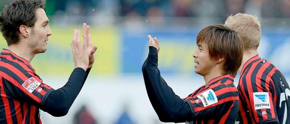 Abgeklatscht und abgekämpft: Frankfurts Srdjan Lakic (l.) und Takashi Inui.