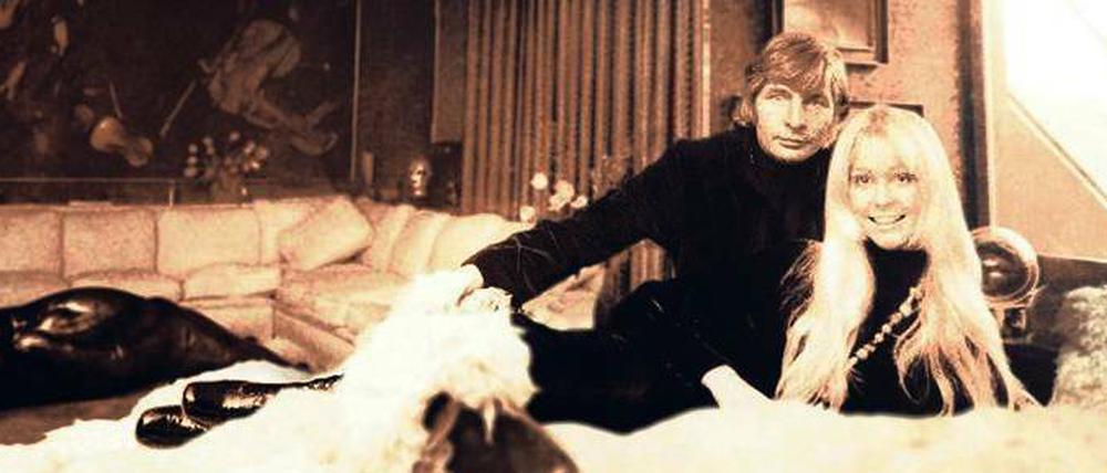 Ist unser Leben nicht schön? Gunter und Mirja Sachs posieren im Salon des Palace-Turms, St. Moritz 1969.