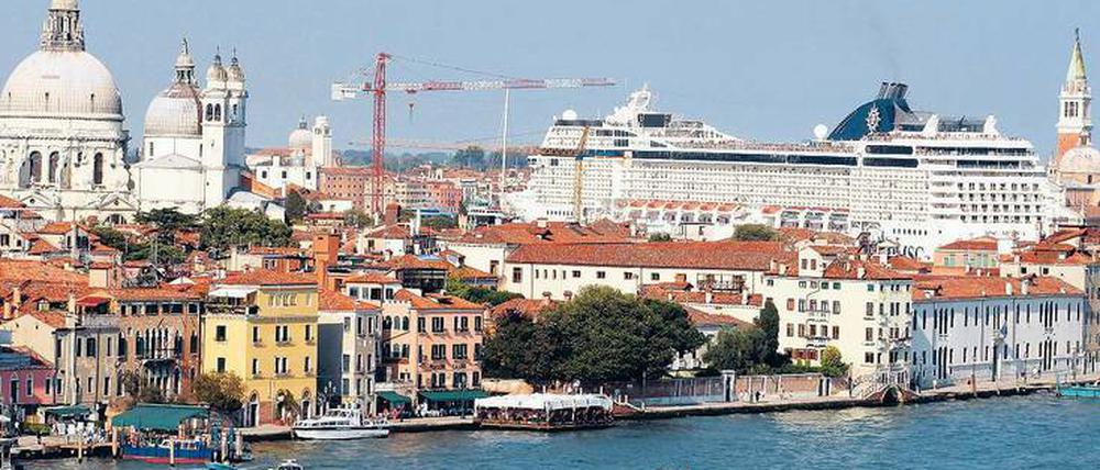 Wer ist der Größte und Schönste im ganzen Land? Die MSC Musica fährt in Venedig ein. Foto: Stefano Rellandini / Reuters