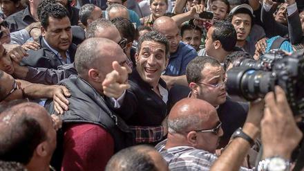 Bassem Youssef, der bekannteste Satiriker Ägyptens, muss sich wegen angeblicher Beleidung des Präsidenten Mohammed Mursi vor Gericht verantworten.