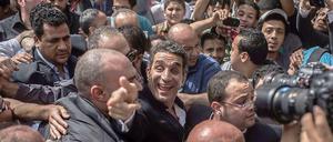 Bassem Youssef, der bekannteste Satiriker Ägyptens, muss sich wegen angeblicher Beleidung des Präsidenten Mohammed Mursi vor Gericht verantworten.