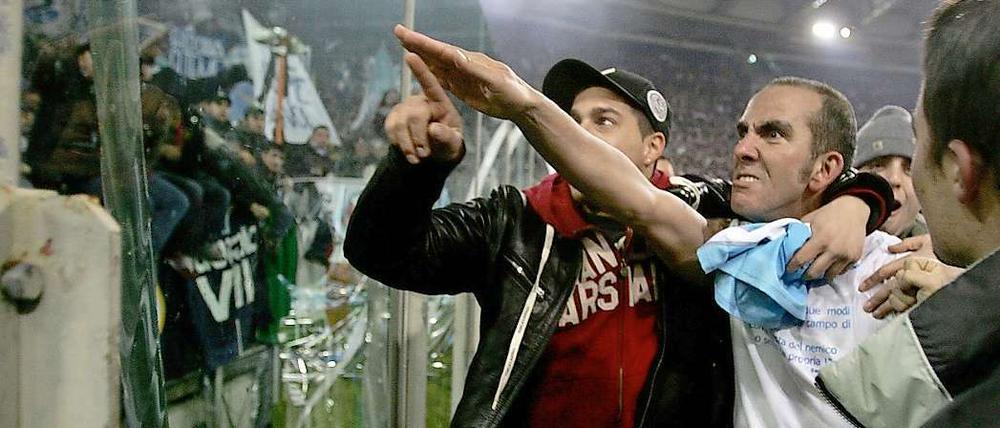Nach dem römischen Derby im Jahr 2005 hob Lazio-Spieler Paolo di Canio den rechten Arm zum faschistischen Gruß. 