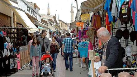 Die Arasta Straße in Nikosias: Durch die enge Gasse drängelt sich tagtäglich der Touristenstrom vom Grenzübergang an der Ledrastraße im griechischen Teil zur bekannten Selimiye Moschee im türkischen Teil der geteilten Stadt.
