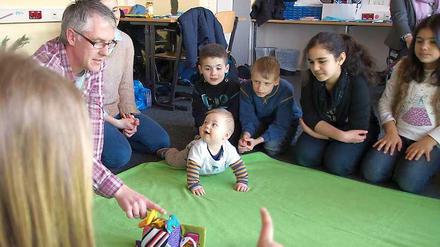 Soziales Lernen. Baby Ole mit Trainer Steffen Gentsch in der Klasse 5b. 