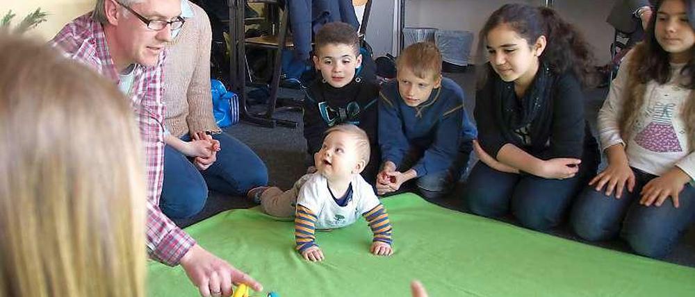 Soziales Lernen. Baby Ole mit Trainer Steffen Gentsch in der Klasse 5b. 