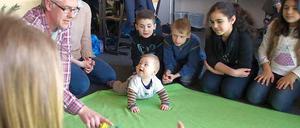 Soziales Lernen. Baby Ole mit Trainer Steffen Gentsch in der Klasse 5b. 