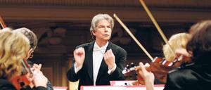 Seit 1982 ein Team. Hartmut Haenchen mit seinem Orchester, hier bei einem Auftritt im Berliner Konzerthaus. 