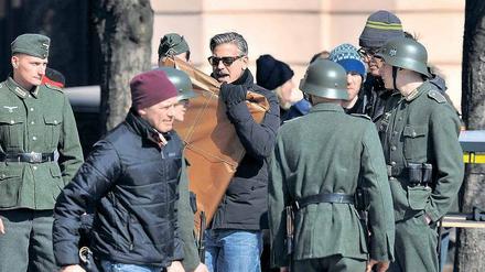 Clooney und die Kunst. Als Regisseur macht der 51-Jährige den Darstellern vor, wie man Kunstwerke gut festhält. In seiner Rolle als Kurator George Stout wiederum will er den Deutschen im geheimen US-Auftrag Gemälde abluchsen und vor der Vernichtung retten. 