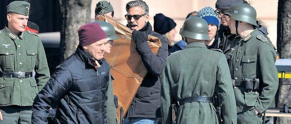 Clooney und die Kunst. Als Regisseur macht der 51-Jährige den Darstellern vor, wie man Kunstwerke gut festhält. In seiner Rolle als Kurator George Stout wiederum will er den Deutschen im geheimen US-Auftrag Gemälde abluchsen und vor der Vernichtung retten. 