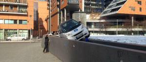 Fahrt in den Abgrund: Ein junger Mann ist Dienstag früh mit einem Elektroauto betrunken durch Blumenrabatten am Potsdamer Platz gerast und mit dem Smart in einen Graben gekippt.