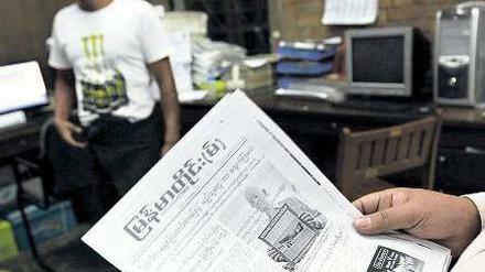 Im Check. Die erste Seite der „Myanmar Times“. Freie Magazine gab es bereits.Foto: dpa