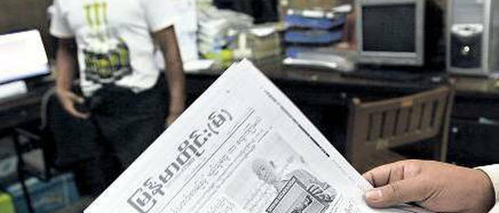 Im Check. Die erste Seite der „Myanmar Times“. Freie Magazine gab es bereits.Foto: dpa