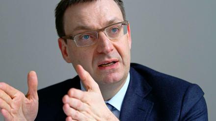 Alexander Hedderich (47) leitet seit 2009 bei der Deutschen Bahn die Güterzugsparte DB Schenker Rail. Seit 1999 hat der Diplom-Volkswirt bei dem Staatskonzern unter anderem als Wettbewerbsbeauftragter und oberster Stratege gearbeitet. Er gilt als einer der führenden Köpfe hinter dem Börsengang, der 2008 nur wenige Tage vor dem geplanten Termin abgesagt werden musste.