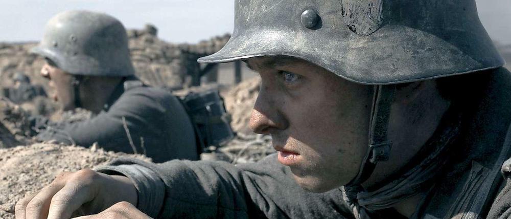 Tom Schilling als Friedhelm im Schützengraben.