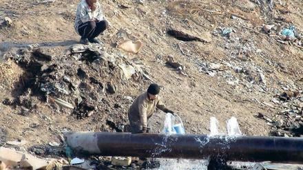 Versickert. Marode Trinkwasserleitungen sind ein großes Problem. Schätzungen zufolge kommt rund ein Drittel des geförderten Wassers gar nicht bis zu den Häusern der Menschen, sondern geht vorher verloren. 