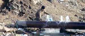 Versickert. Marode Trinkwasserleitungen sind ein großes Problem. Schätzungen zufolge kommt rund ein Drittel des geförderten Wassers gar nicht bis zu den Häusern der Menschen, sondern geht vorher verloren. 