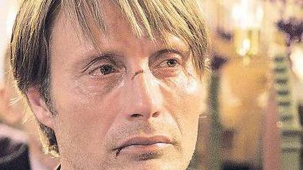 Mads Mikkelsen als Kindergärtner Lucas. Geschickt spielt der Film mit dem Image des dänischen Weltstars, der sich als Actionstar und Bad Guy unter anderem in Bond-Filmen einen Namen gemacht hat, aber auch den sympathischen Softie geben kann.