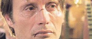 Mads Mikkelsen als Kindergärtner Lucas. Geschickt spielt der Film mit dem Image des dänischen Weltstars, der sich als Actionstar und Bad Guy unter anderem in Bond-Filmen einen Namen gemacht hat, aber auch den sympathischen Softie geben kann.