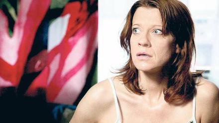 Gefangen im Netz. Bei Caroline Peters muss es nicht immer Komödie, es kann auch Thriller sein. Im ARD-Film „Im Netz“ wird sie als Unternehmensberaterin Juliane Schubert verhaftet. Sie soll Terroranschläge vorbereitet haben. Wer will ihr Leben zerstören? Foto: ARD