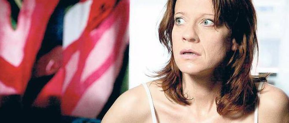 Gefangen im Netz. Bei Caroline Peters muss es nicht immer Komödie, es kann auch Thriller sein. Im ARD-Film „Im Netz“ wird sie als Unternehmensberaterin Juliane Schubert verhaftet. Sie soll Terroranschläge vorbereitet haben. Wer will ihr Leben zerstören? Foto: ARD