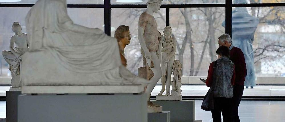 Blick in die Neue Nationalgalerie, wo zur Zeit Skulpturen aus der Friedrichswerderschen Kirche ausgestellt werden.