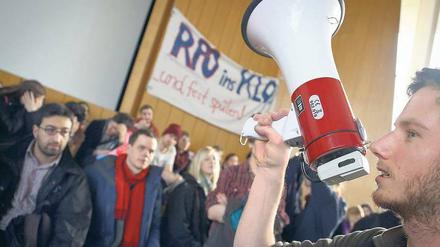 Vergeblicher Protest. Studierendenvertreter (hier bei einer Aktion im Februar im Henry-Ford-Bau) forderten, dass Anwesenheit in Seminaren freiwillig sein soll und Prüfungen so oft wie nötig wiederholt werden können.