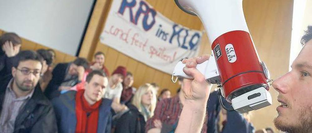 Vergeblicher Protest. Studierendenvertreter (hier bei einer Aktion im Februar im Henry-Ford-Bau) forderten, dass Anwesenheit in Seminaren freiwillig sein soll und Prüfungen so oft wie nötig wiederholt werden können.