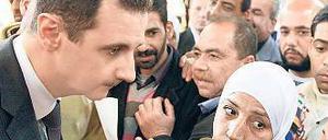 Der Herrscher und sein Volk: Assad unterhält sich mit einigen Syrern. Foto: dpa