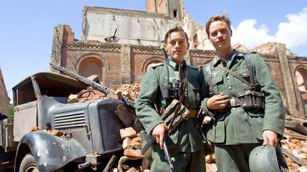 Volker Bruch und Tom Schilling bei Dreharbeiten zum ZDF-Dreiteiler "Unsere Mütter, unsere Väter".