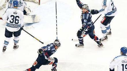 Und am Ende gewinnen immer wir. Travis Mulock (vorn) hat die Verlängerung mit dem Siegtor für die Eisbären beendet.