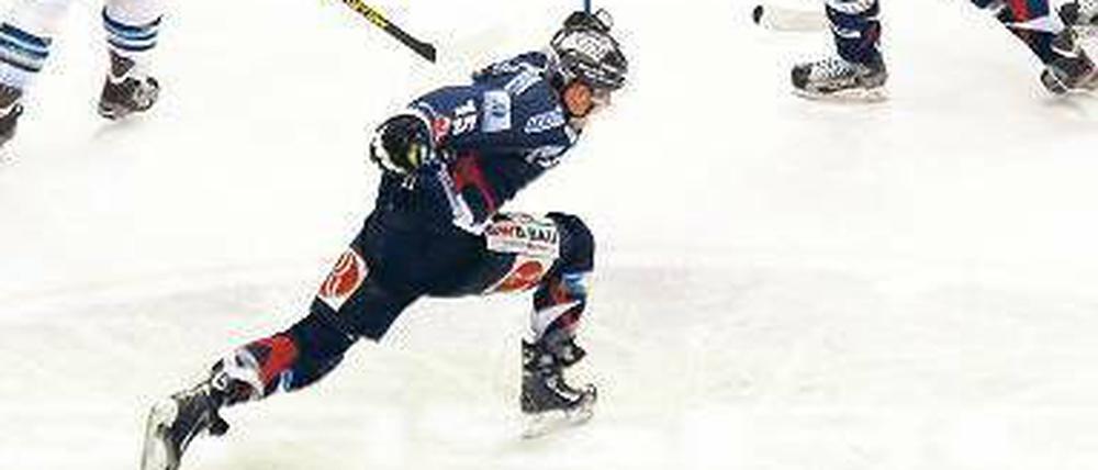 Und am Ende gewinnen immer wir. Travis Mulock (vorn) hat die Verlängerung mit dem Siegtor für die Eisbären beendet.