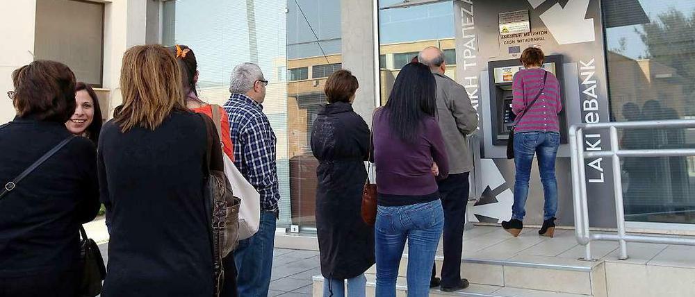 Die Banken haben geschlossen, das Bargeld wird knapp. Gerd Höhler berichtet, wie das Leben auf Zypern funktioniert.