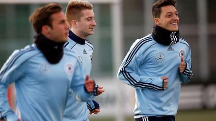 Spitze spielen, ohne Stürmer zu sein. Mesut Özil, Marco Reus oder Mario Götze (von rechts) heißen abwechselnd die Angreifer in Joachim Löws System ohne echten Stoßstürmer.