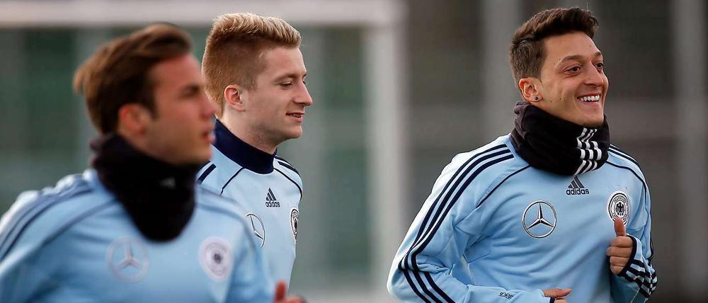 Spitze spielen, ohne Stürmer zu sein. Mesut Özil, Marco Reus oder Mario Götze (von rechts) heißen abwechselnd die Angreifer in Joachim Löws System ohne echten Stoßstürmer.