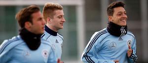 Spitze spielen, ohne Stürmer zu sein. Mesut Özil, Marco Reus oder Mario Götze (von rechts) heißen abwechselnd die Angreifer in Joachim Löws System ohne echten Stoßstürmer.